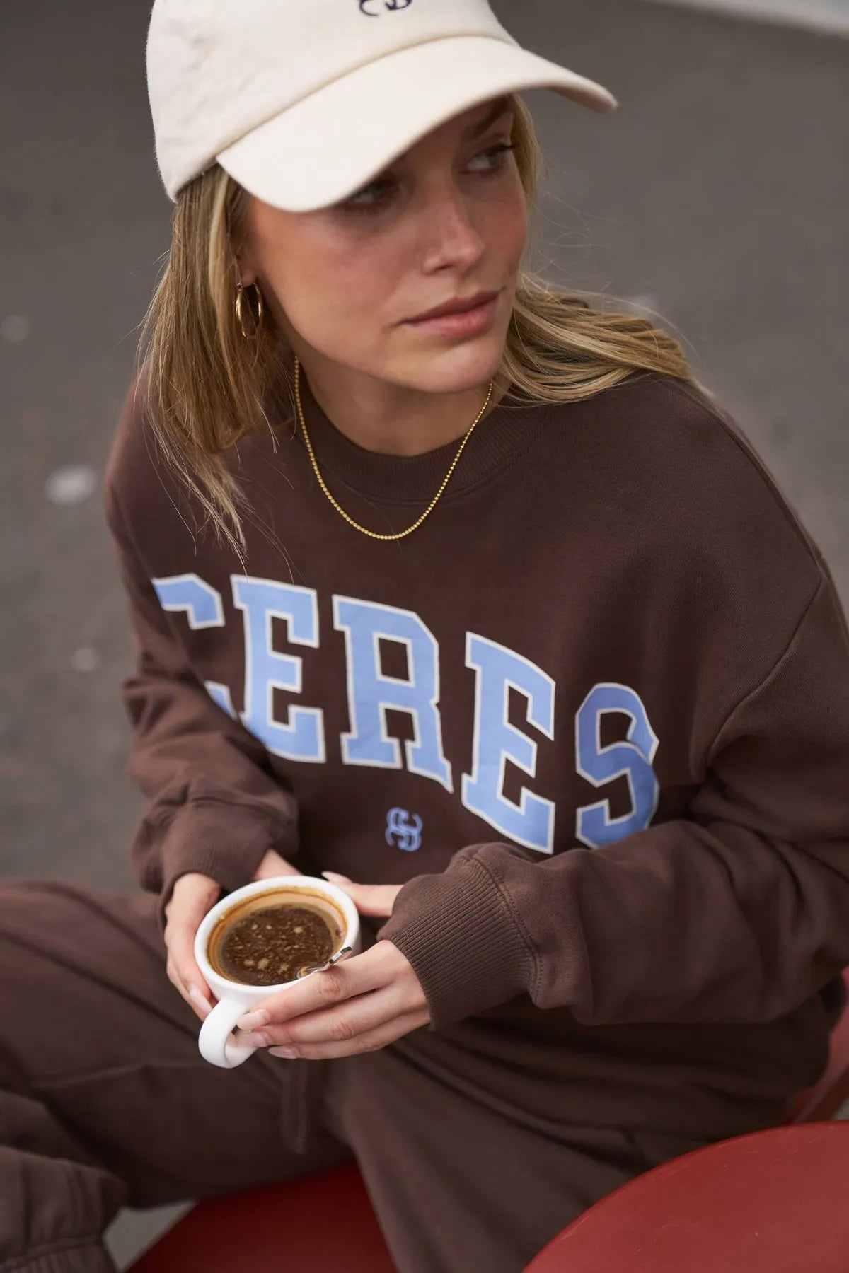 Isla Oversized Slouchy Crew brunette + sky blue