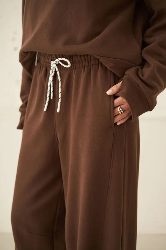 Halle Barrel Trackpant Chocolate