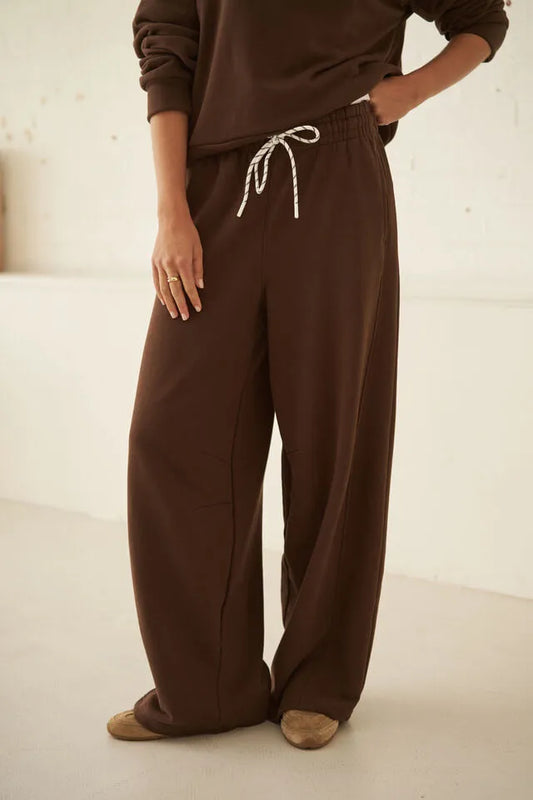 Halle Barrel Trackpant Chocolate